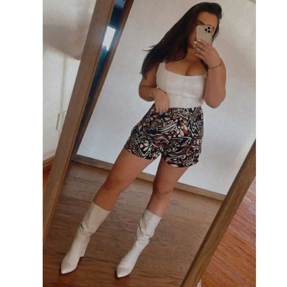 Printed high waisted belted shorts